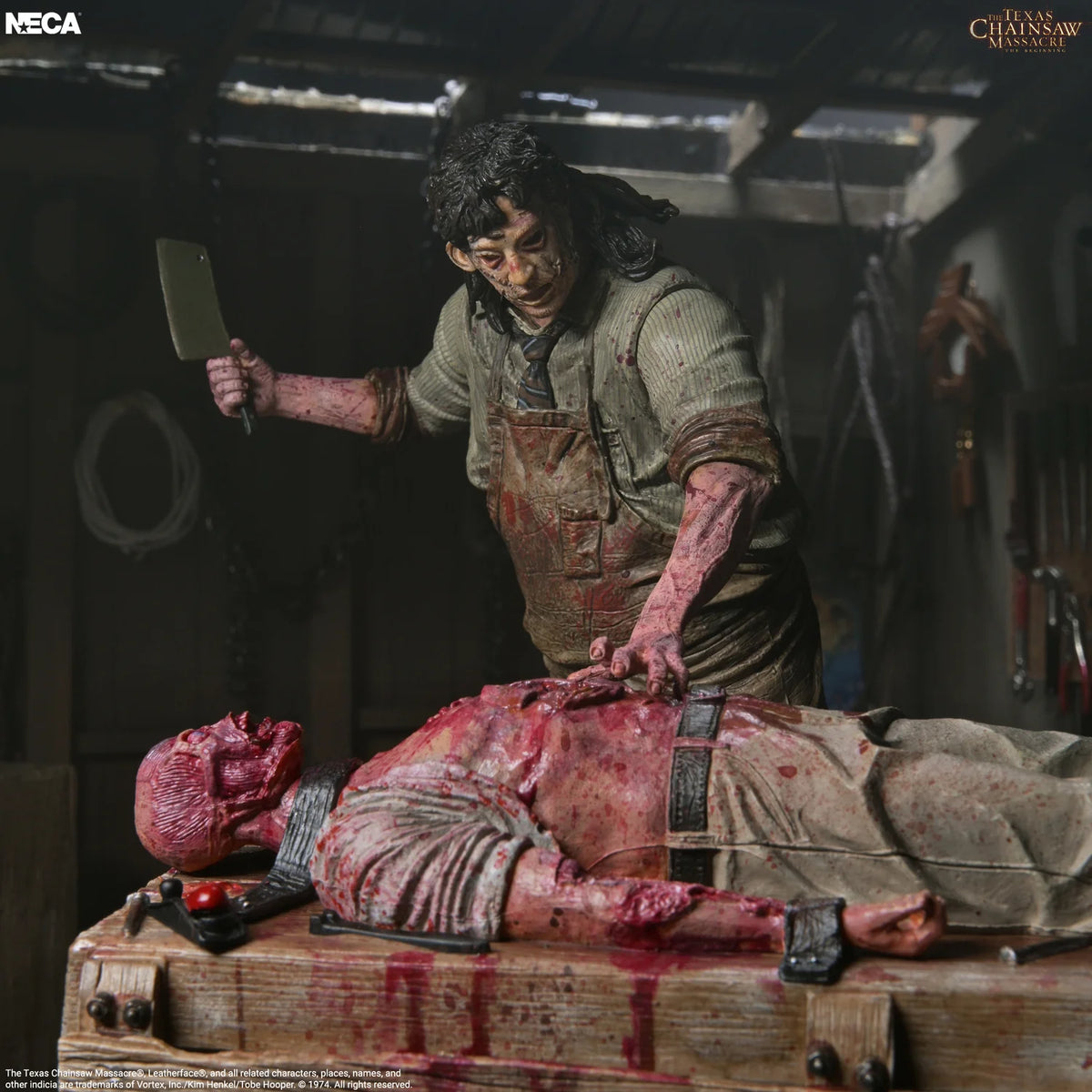 NECA Leatherface – The Texas Chainsaw Massacre: The Beginning | Set Diorama 7 pulgadas