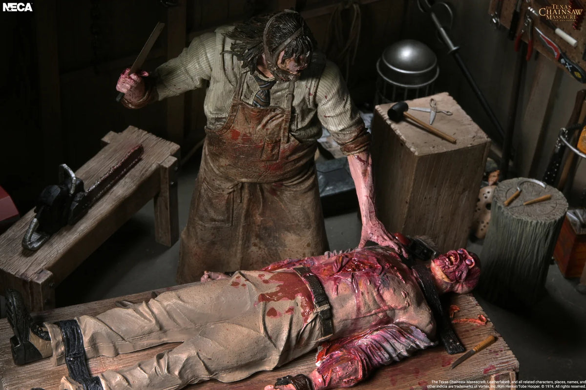 NECA Leatherface – The Texas Chainsaw Massacre: The Beginning | Set Diorama 7 pulgadas