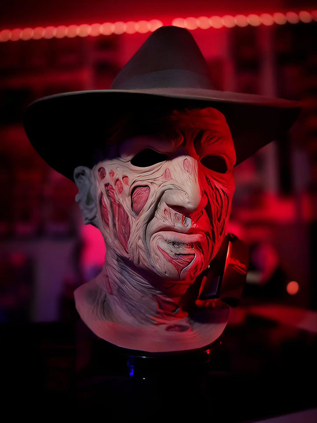 A Nightmare on Elm Street – Freddy Krueger con Sombrero Fedora Máscara Deluxe